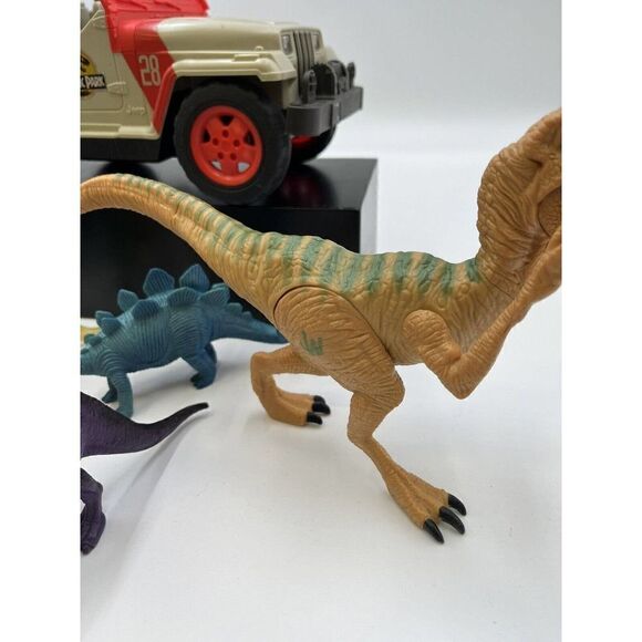 Jurassic World Jeep Wrangler Remote Control Vehicle & Dinosaurs (9) - Picture 6 of 8